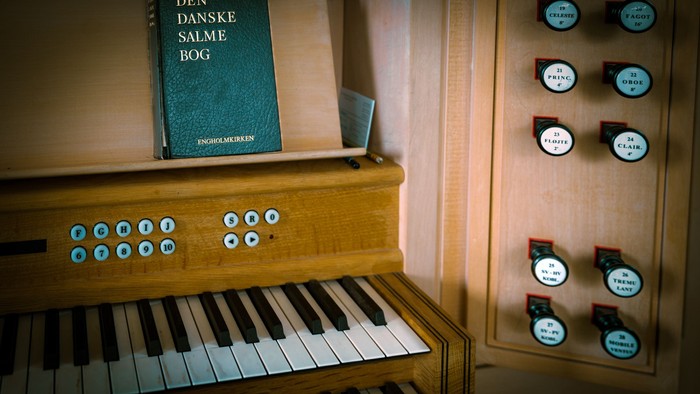 Engholmkirkens orgel med salmebog