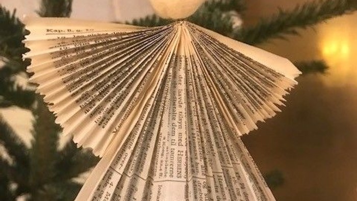 Engel foldet i bibeltekst og ophængt i juletræ i Engholmkirken