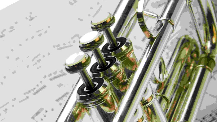 Ein golden glänzendes Musikinstrument, möglicherweise eine Trompete, mit sichtbaren Ventilen und Noten im Hintergrund