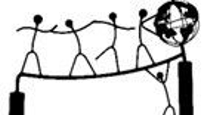 Vier Personen stehen auf einem Tisch und halten sich an den Händen.