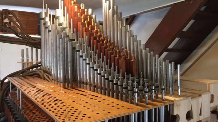 Ansicht im Inneren der Orgel, mehrere Pfeifenreihen aus Metall und Holz unterschiedlicher Bauweise
