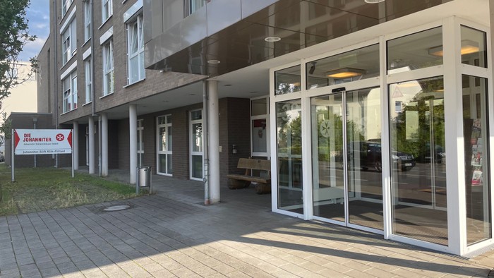 Modernes Gebäude mit großen Glasfenstern und Terrasse