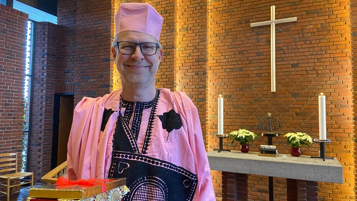 Præst Bo B. Gravesen iført lyserød klædedragt i forbindelse med helligtrekongergudstjeneste.