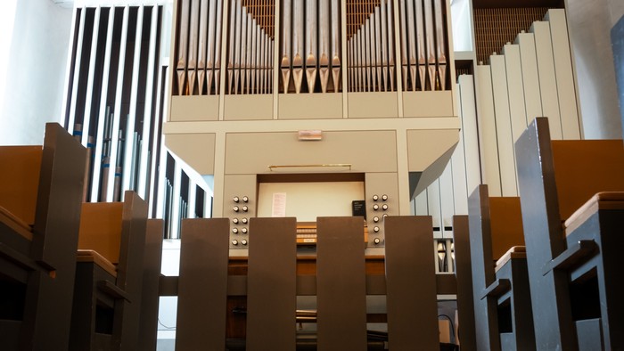 Stor kirkeorgel i stor kirke