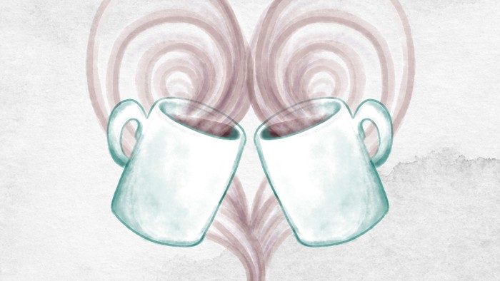 To mugs i form af et hjerte med damp.