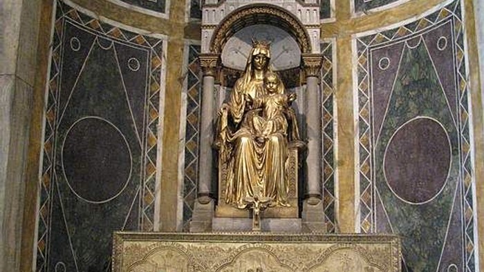 Goldene Statue in prächtiger Kirche