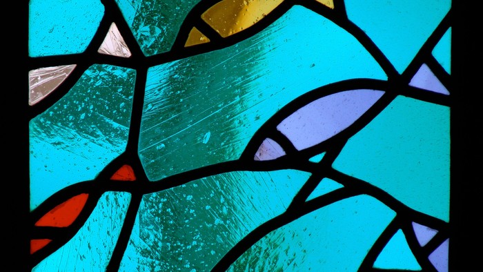 Stained glass vindues med blå og farvede mønstre