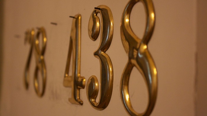 Gulde numre på en hvid vegg