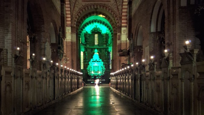 Sct. Bendts Kirke oplyst i farve