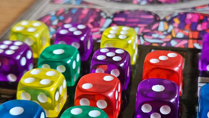Bunte Würfel auf einem Spielbrett