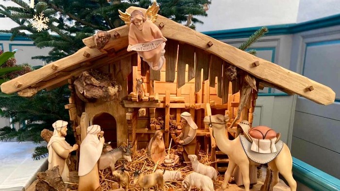 Die Krippe zeigt Jesus, Maria, Josef und Tiere in einer Holzscheune