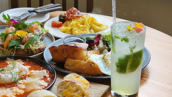 Auf dem Tisch stehen verschiedene Gerichte und Getränke.