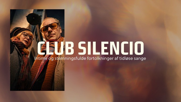 Reklameplakat for Club Silencio med intime, tidløse sangoptrædener på en stemningsfuld, kunstnerisk baggrund.