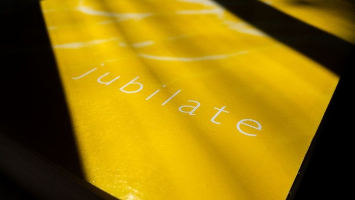 Das Bild zeigt ein gelbes Schild mit der Aufschrift