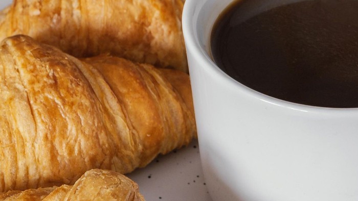 croissant og kaffe