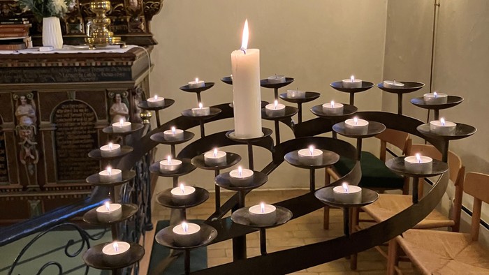 Lysglobe i Kildebrønde Kirke med tændte lys