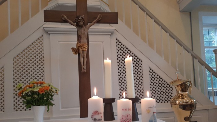 Altar der Erksdorfer Kirche mit Taufkerzen