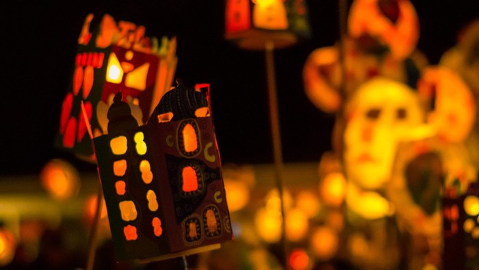 Umzug mit bunten Laternen am Abend