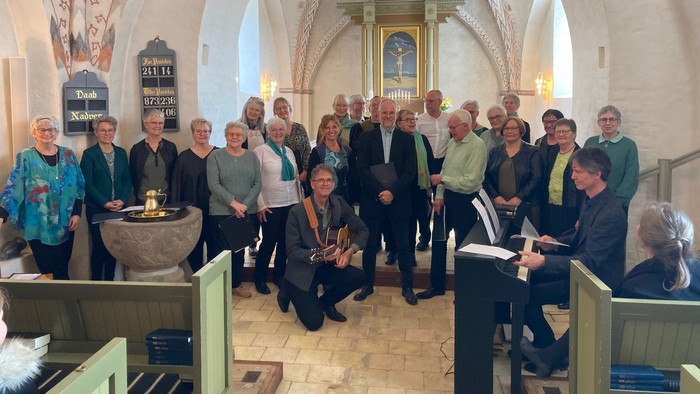 En gruppe af mennesker samlet i en historisk kirke.