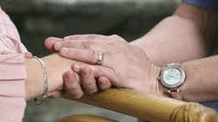 To er hånd i hånd med smykker og klokke.