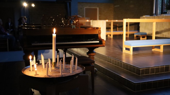 En række lysede lygter på en bord i en mørk indendørs område