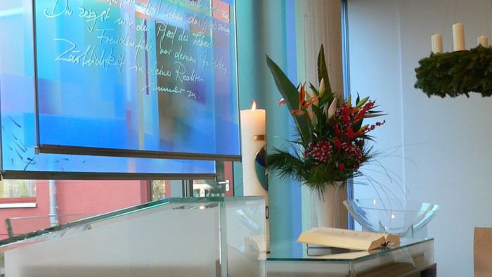 Glasaltar und Pult im Dorothee-Sölle-Haus