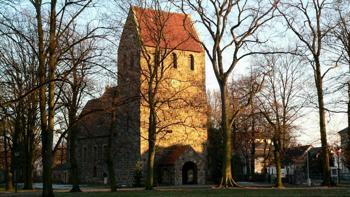 Alte Dorfkirche Marienfelde und Dorfteich gefroren im Winter