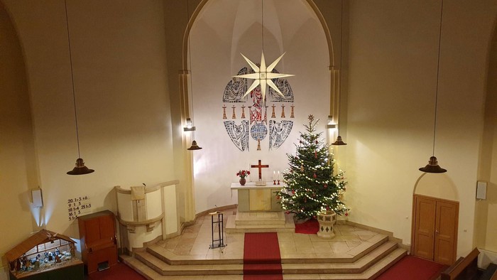 Innenraum einer Kirche mit Weihnachtsbaum und Altar