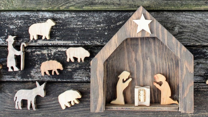 Holzfiguren mit Krippe, Hirten und Schafen