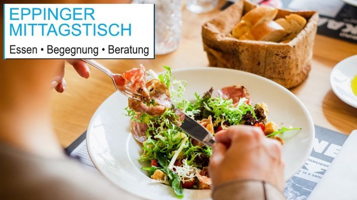 Person isst einen gemischten Salat mit verschiedenen Zutaten