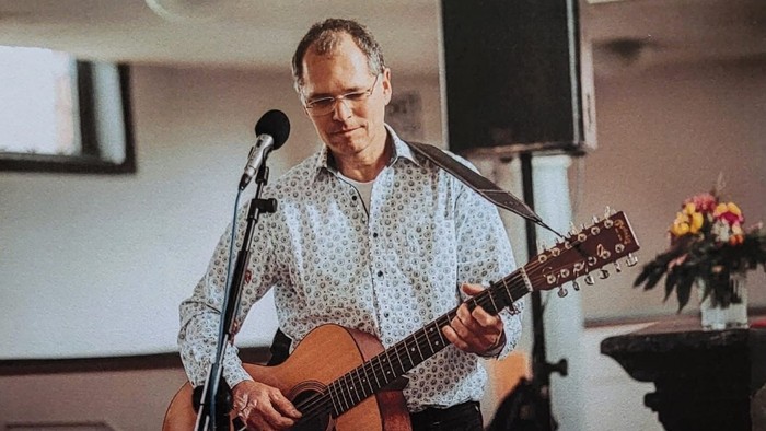Mann mit Gitarre