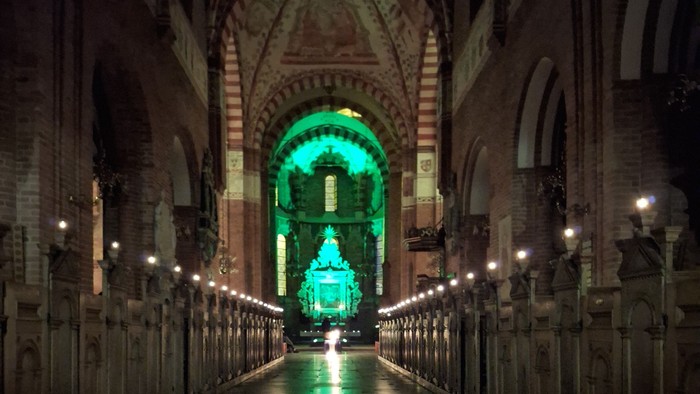 Sct. Bendts Kirke oplyst i farve