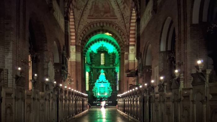 Sct. Bendts Kirke oplyst i farve