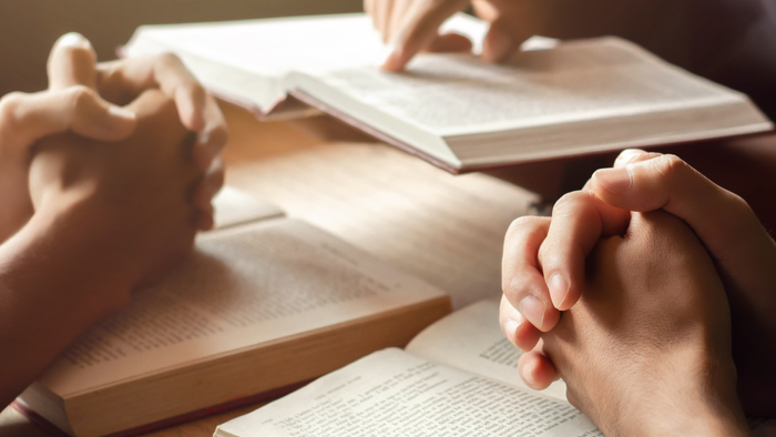 Børn læser bøger på bordet