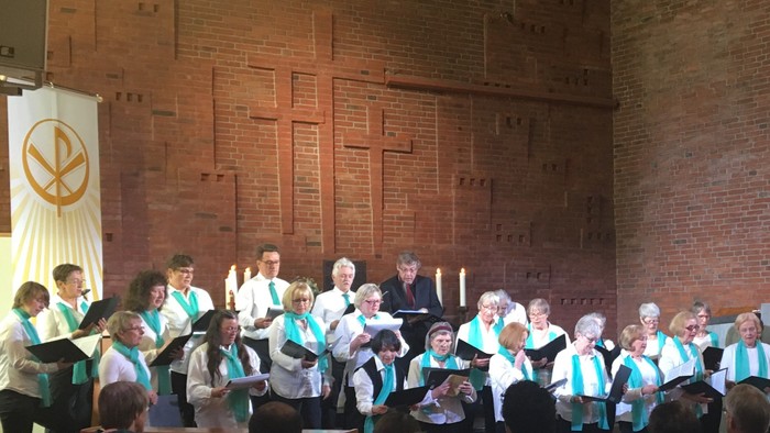 Ein Chor singt in einer Kirche vor einem Publikum