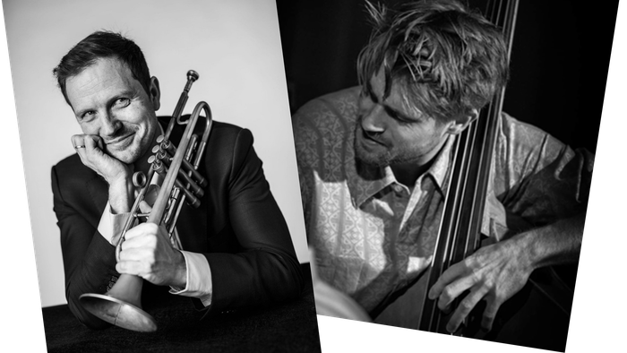 To musikere, den ene spiller trompet og den anden cello, i et sort-hvidt portræt.