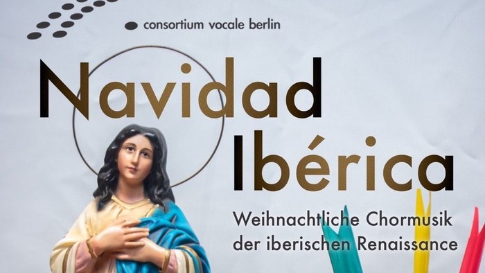 Einladungsplakat für ein Konzert des consortium vocale berlin. Auf der rechten Seite eine Marienfigur zu deren Füßen die Figur eines nackten Kindes und Mädchenköpfe. Rechts daneben ein Karton voller verschiedener Utensilien.