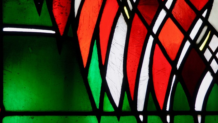 Buntes Glasfenster mit roten und grünen Farbtönen