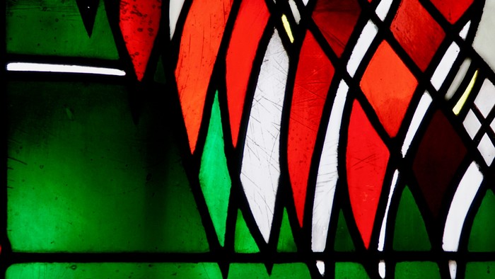 Buntes Glasfenster mit roten und grünen Farbtönen
