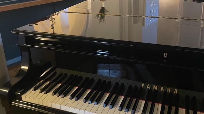 Flygel med advent-pynt i baggrunden