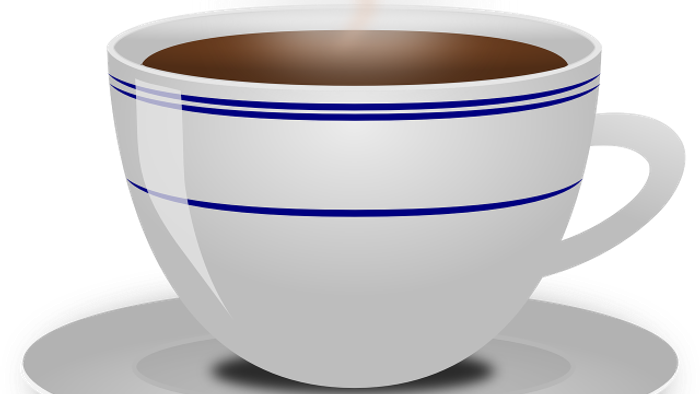 En hvid tekop i keramik med blå linier og damp.