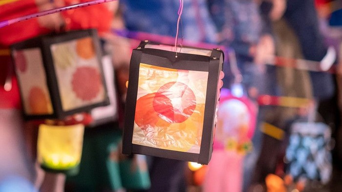 Laternen und Kinderhände