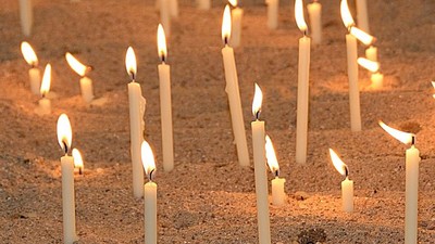 Mange lystede lysstaker på sand.