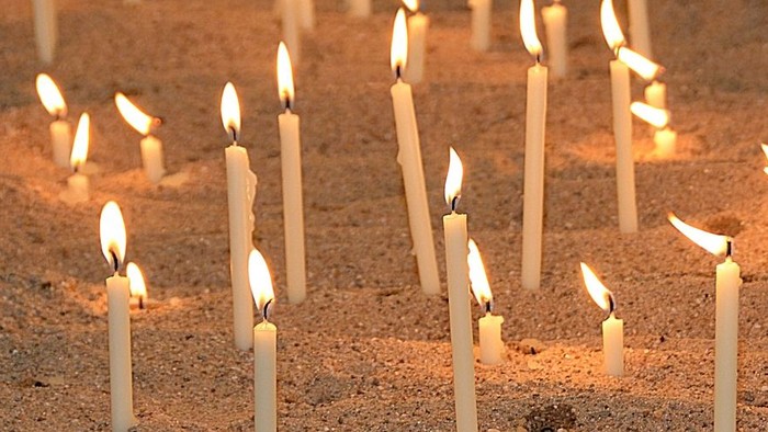 Mange lystede lysstaker på sand.