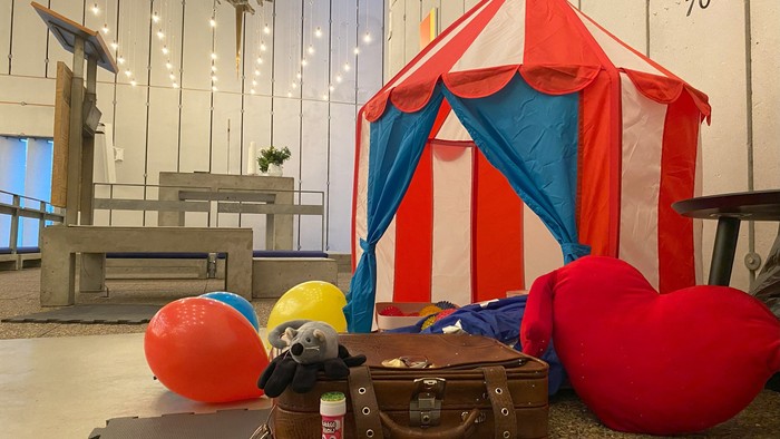 En legetent med bollar og andet legetøj i en indendørs spiseplads