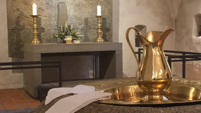 En stille og elegant interiør med guldaccenter og mørke tæpper