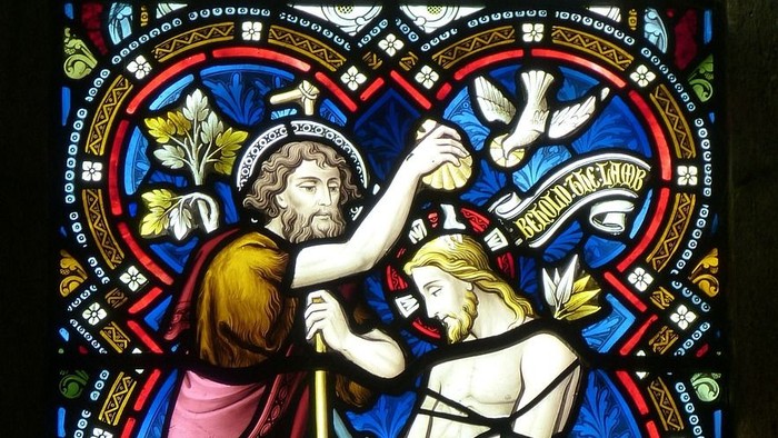 Glassmaleri af Jesus, der døber en mand i Jordanfloden