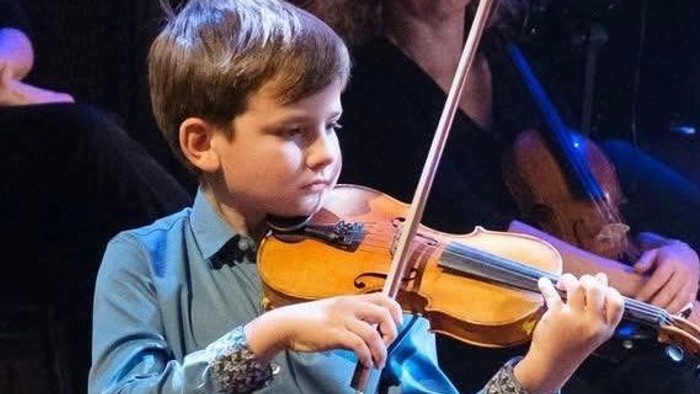 Dreng spiller violin
