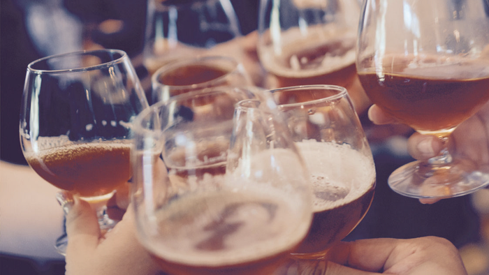 Mehrere Hände halten Weingläser zum Anstoßen