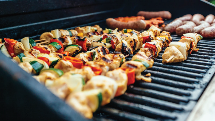Grillen mit Fleischspießen und Würstchen im Freien